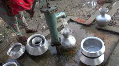 Bangladeş kırsalında kadınlar kovaları suyla dolduruyor