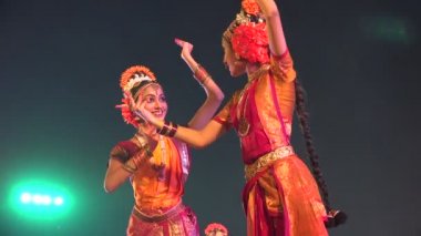 bir festivalinde sahnede dans performans