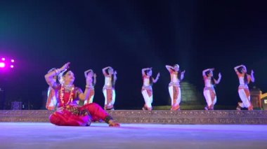 bir festivalinde sahnede dans performans
