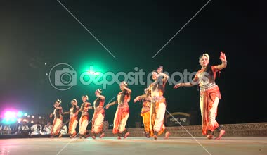 bir festivalinde sahnede dans performans