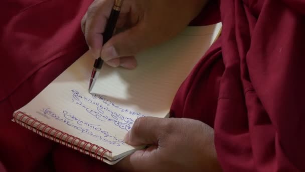 A monk takes notes during a speech — Stock Video