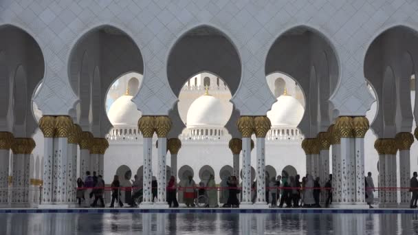 Люди посещают мечеть шейха Зайда — стоковое видео