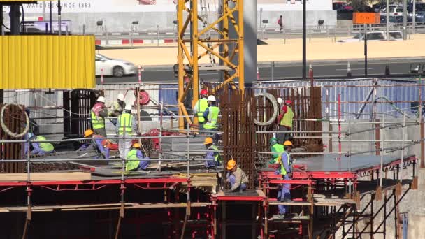 Egy építkezésen dolgozók — Stock videók