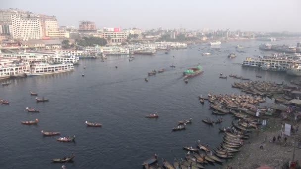 Barcos navegan a través del río Buriganga — Vídeos de Stock