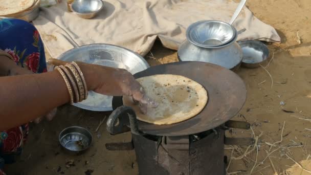 Femme préparant chapati frais — Video