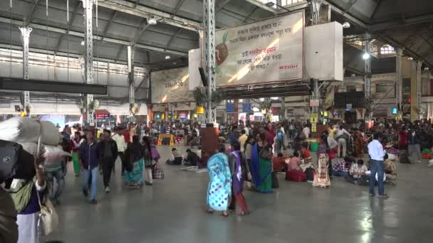 Dentro da estação ferroviária Howrah em Kolkata — Vídeo de Stock