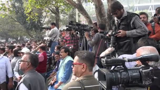 Novináři a davy se scházejí na politickém protestu — Stock video