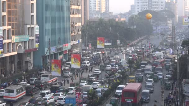 Traffico attraverso la strada a Dacca — Video Stock