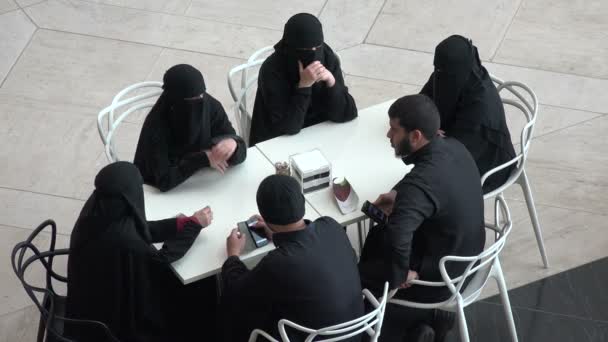 穆斯林团体使用他们的智能手机 — 图库视频影像