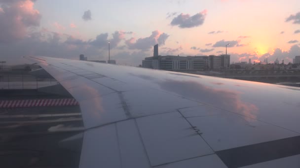 Посадка в аэропорту Дубая на закате — стоковое видео