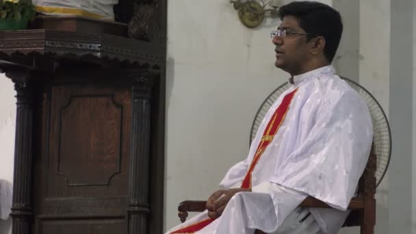 Um padre indiano em uma igreja em Pondicherry — Vídeo de Stock