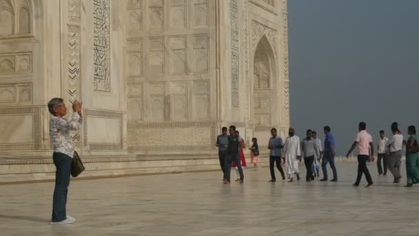 Turyści odwiedzają taj mahal w Indiach — Wideo stockowe