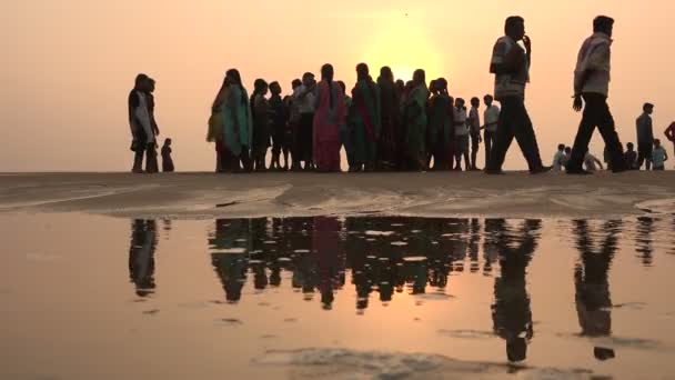 Besucher beobachten den Sonnenaufgang am Strand — Stockvideo