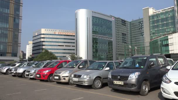 Veel parkeren bij het bandra-kurla complex — Stockvideo