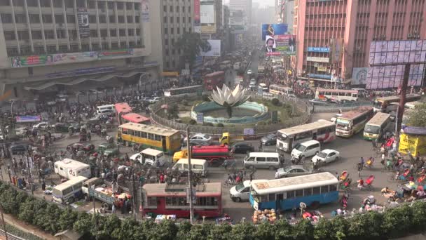 Διασταύρωση κατά τη διάρκεια της ώρας αιχμής στη Ντάκα — Αρχείο Βίντεο