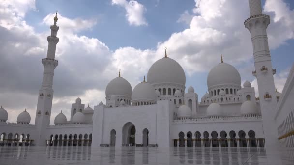 Moln som rör sig över Sheikh Zayed-moskén — Stockvideo