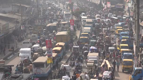 Trafik på gatorna i Dhaka — Stockvideo