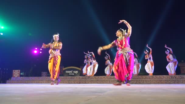 Tanzperformance auf der Bühne eines Festivals — Stockvideo