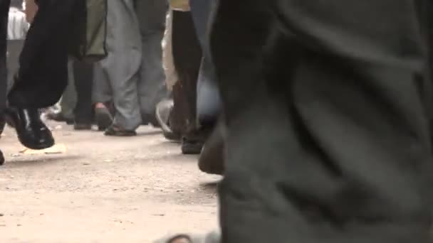 Feets van voetgangers in straat in Calcutta — Stockvideo
