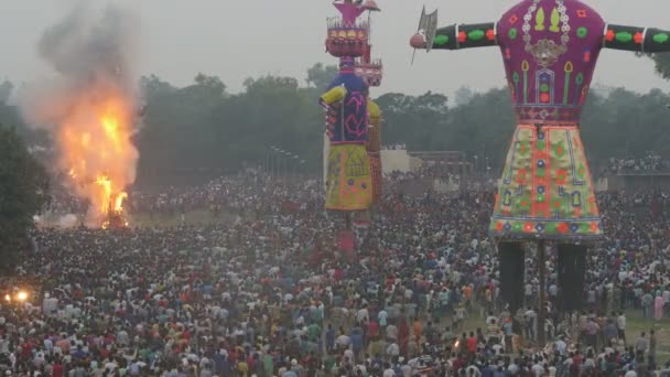Giant puppet explodes during a ceremony — Stock Video