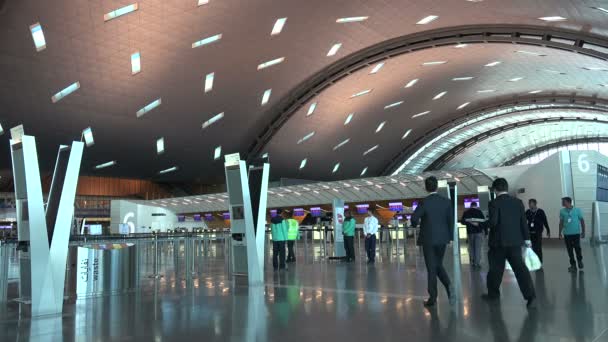 ハマドの国際空港の出発ホール — ストック動画