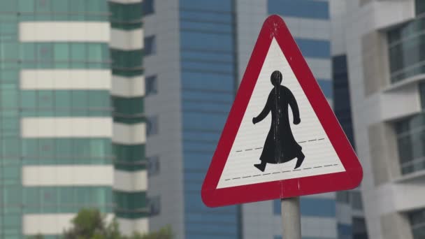 Panneau de signalisation classique à Doha — Video