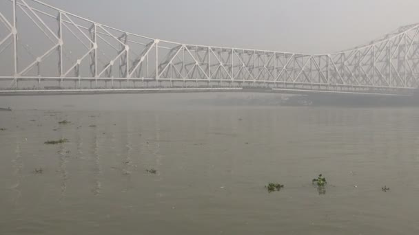 Zeilen naar de howrah bridge — Stockvideo