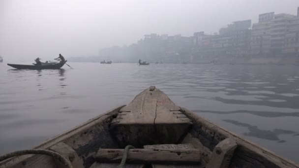 Boot fährt über den Buriganga-Fluss — Stockvideo