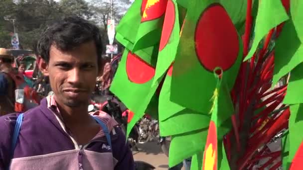 En man säljer Bangladesh flaggor — Stockvideo