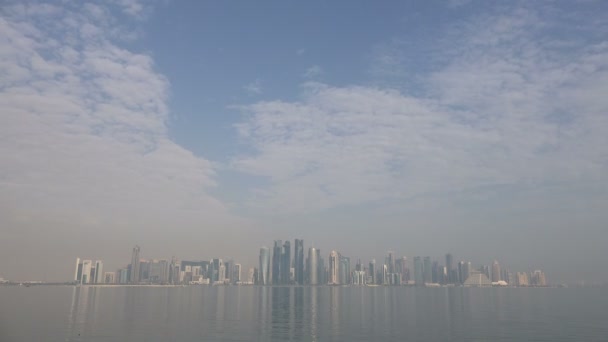 Chmury poruszają się w panoramę Doha — Wideo stockowe