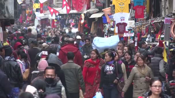 Shoppers lopen door de straten — Stockvideo