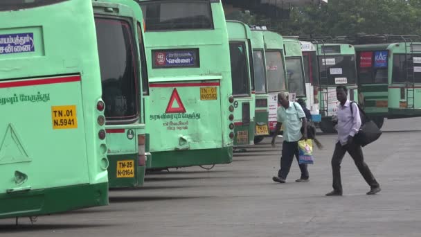 Autobuses en la terminal principal de autobuses en Chennai — Vídeos de Stock