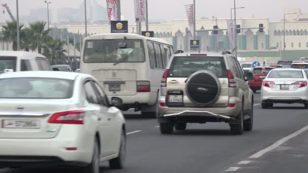 Traffic drives through the streets of Doha — Stock Video