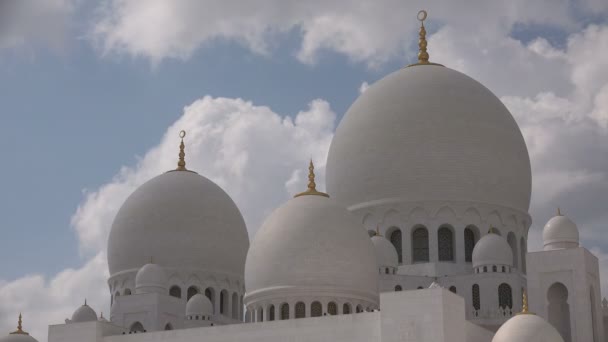 Nubes moviéndose sobre la mezquita Sheikh Zayed — Vídeo de stock