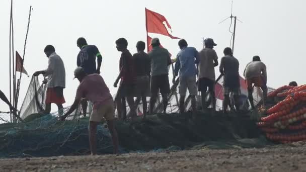 Рыбаки вытаскивают сети из лодки — стоковое видео