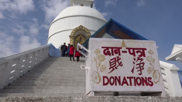 Caja de donaciones en la Pagoda de la Paz en Pokhara — Vídeo de stock