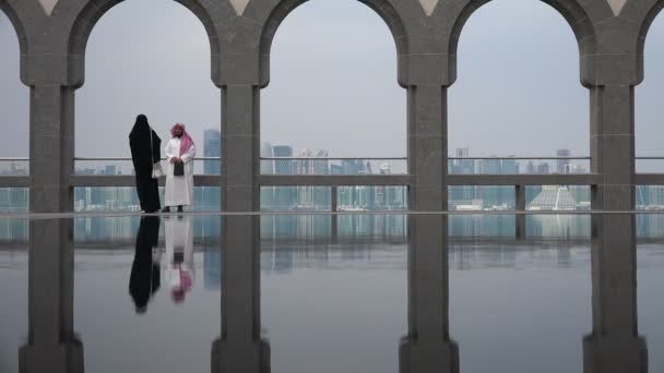 Couple visits the Museum of Islamic Art — Stock Video