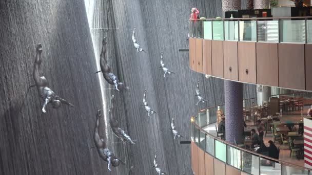 Beelden lijken te duiken voor een waterval — Stockvideo