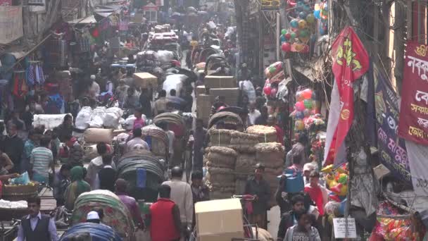 Cavaleiros Rickshaw através do bazar — Vídeo de Stock