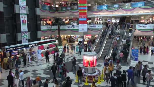 People visit shopping mall — Stock Video