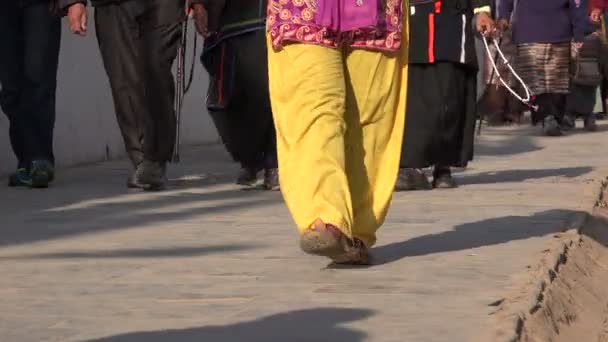 Pés e pernas de peregrinos em Katmandu — Vídeo de Stock