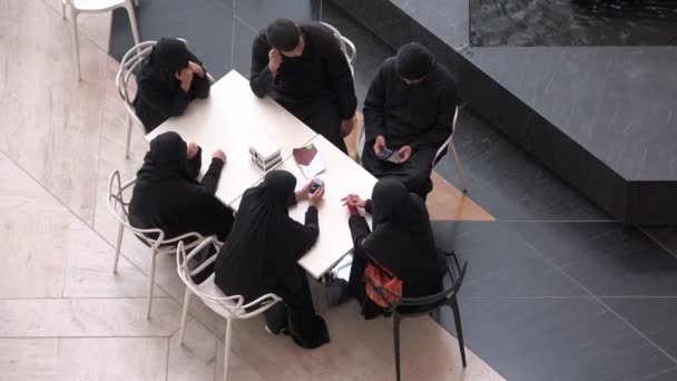 El grupo musulmán usa sus teléfonos inteligentes — Vídeo de stock