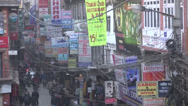 Reklama w turystycznej dzielnicy thamel w kathmandu — Wideo stockowe