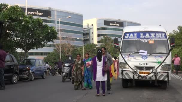 Trabajadores de oficina se reúnen en un ciberparque en Hyderabad — Vídeos de Stock