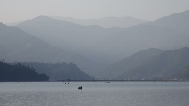 La gente navega sobre el lago Phewa — Vídeo de stock
