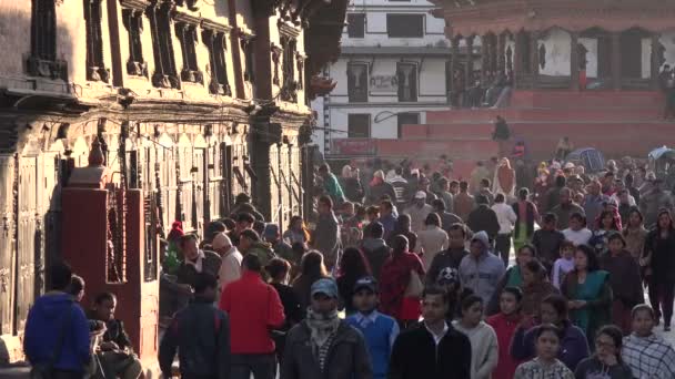 Turistas visitar Durbar Square — Vídeo de Stock