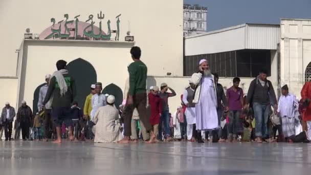 Mannen verlaten de Baitul Mukarram-moskee — Stockvideo