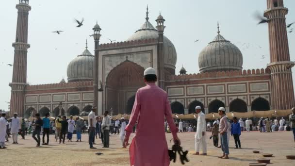 As pessoas visitam o Jama Masjid em Delhi — Vídeo de Stock