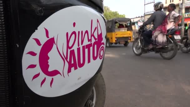 印度妇女友好型汽车人力车 — 图库视频影像