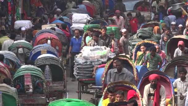 Rickshaw ryttare gör sin väg genom en upptagna basar i dhaka — Stockvideo